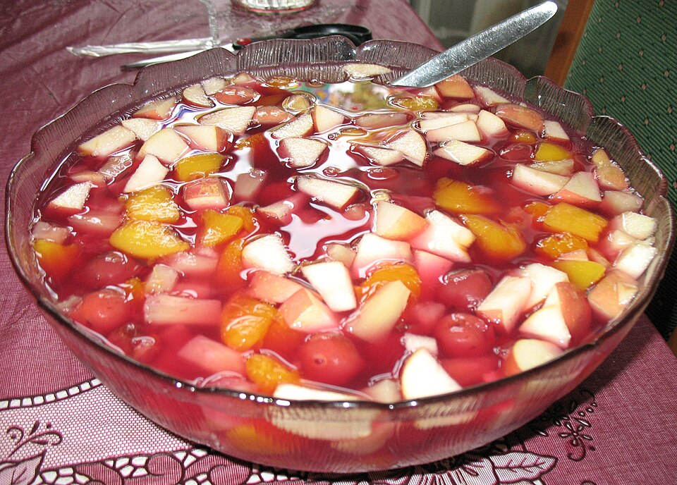 Фруктовый салат с орехами