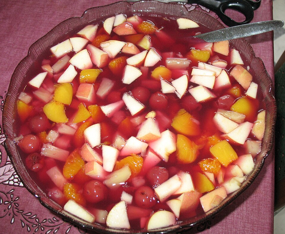 Фруктовый салат с орехами