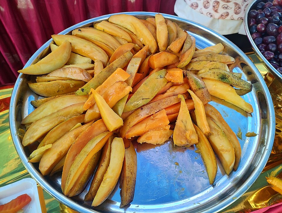 Фруктовый салат с орехами