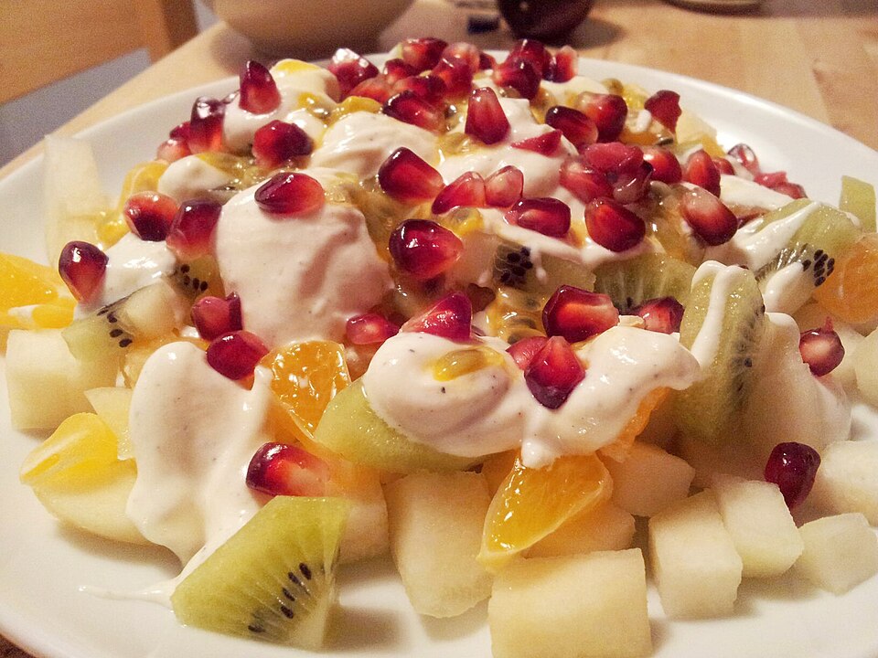 Фруктовый салат с орехами