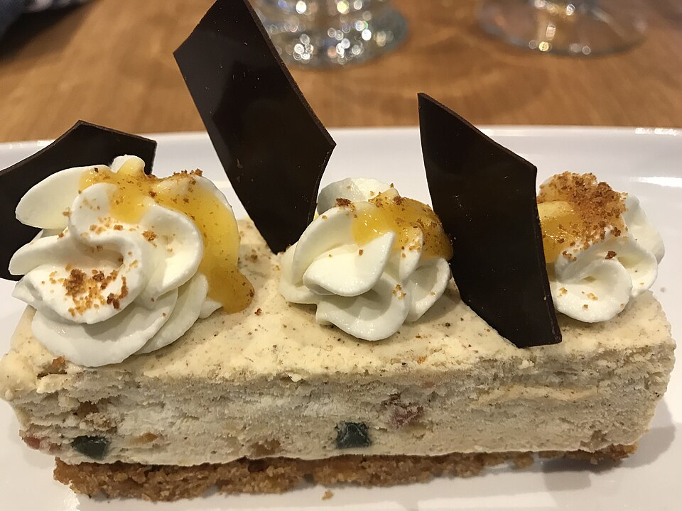 Замороженное парфе с орехами и цукатами