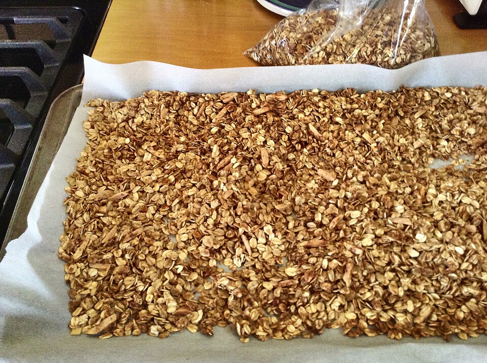 Гранола с грецким орехом и клюквой